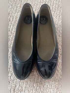 FLY London Yasi Crinkle Patent Wedge EU 41 / US 10